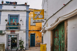 Europa, Portugal, Algarve, Litoral, Sotavento, Distrikt Faro, Olhao, verwinkelte Altstadtgasse mit Bar und Friseurgeschäft Europa, Portugal, Algarve, Litoral, Sotavento, Distrikt Faro, Olhao, verwinkelte Altstadtgasse mit Bar und Friseurgeschäft
